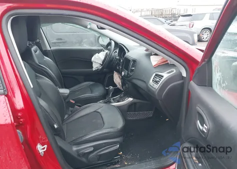 2019 Jeep Compass Latitude 4X4 z USA, uszkodzony, nr VIN 3C4NJDBB8KT641671